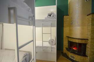 Хостелы Friends Hostel Lviv Rustaveli str Львов Односпальная кровать в общем номере для мужчин и женщин-2
