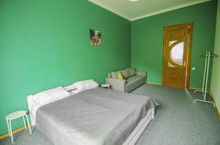 Хостелы Friends Hostel Lviv Rustaveli str Львов Номер с кроватью размера «king-size»-4