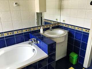 Хостелы Friends Hostel Lviv Rustaveli str Львов Односпальная кровать в общем номере для мужчин и женщин-8