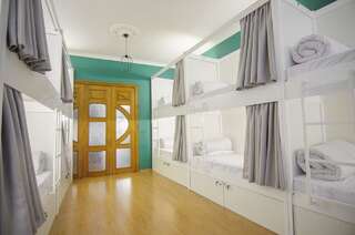 Хостелы Friends Hostel Lviv Rustaveli str Львов Односпальная кровать в общем номере для мужчин и женщин-2