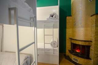 Хостелы Friends Hostel Lviv Rustaveli str Львов Односпальная кровать в общем номере для мужчин и женщин-11