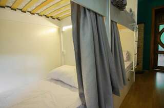 Хостелы Friends Hostel Lviv Rustaveli str Львов Односпальная кровать в общем номере для мужчин и женщин-14
