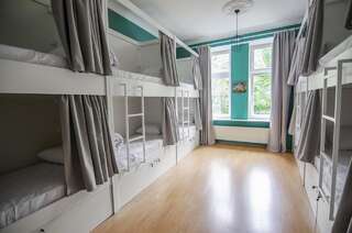Хостелы Friends Hostel Lviv Rustaveli str Львов Односпальная кровать в общем номере для мужчин и женщин-5